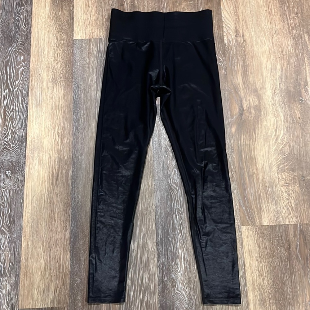 Carbon38 Black Takara High Shine High Waisted Leggings 

Size Medium